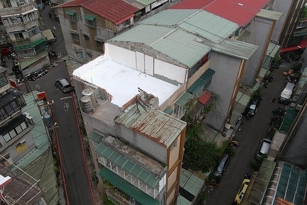 中和和平街違建案為頂樓加蓋違建近期已拆除,拆除大隊並向屋主收取拆除費21萬,拆除後畫面。〈工務局提供〉