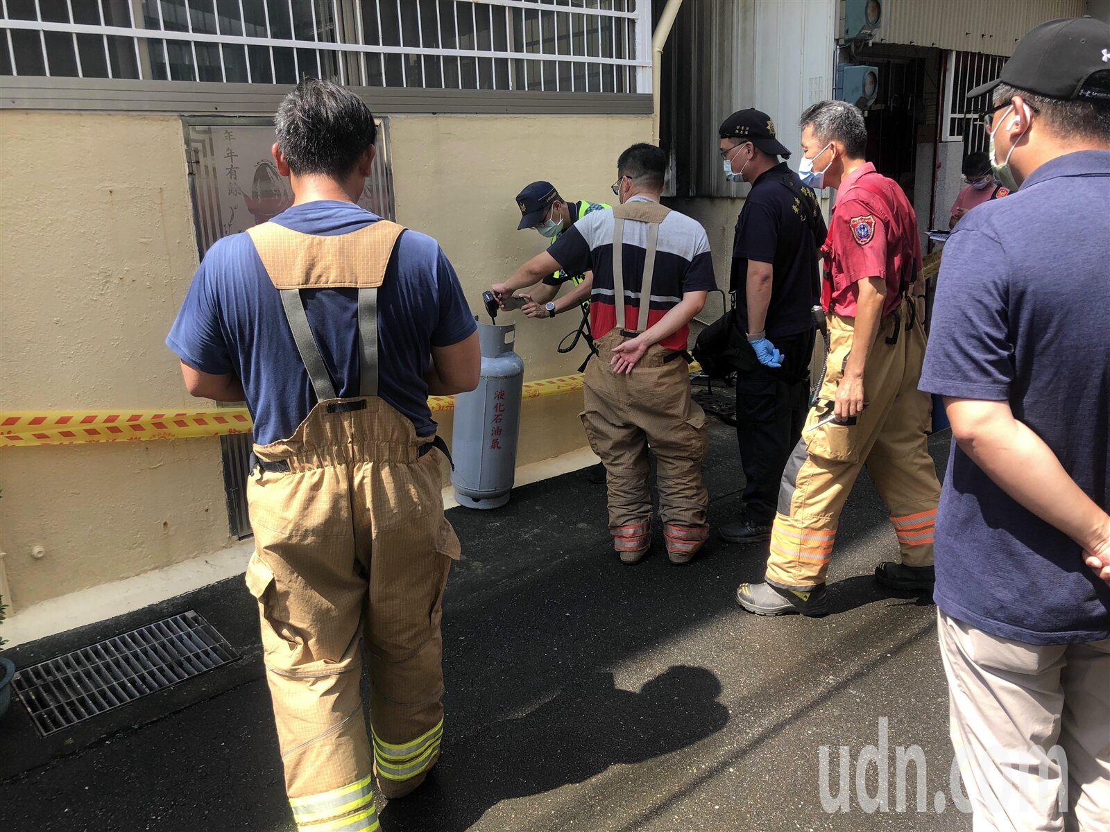 台南歸仁平靜社區突然轟隆巨響 ，滅火後發現一具焦屍。記者周宗禎／攝影 