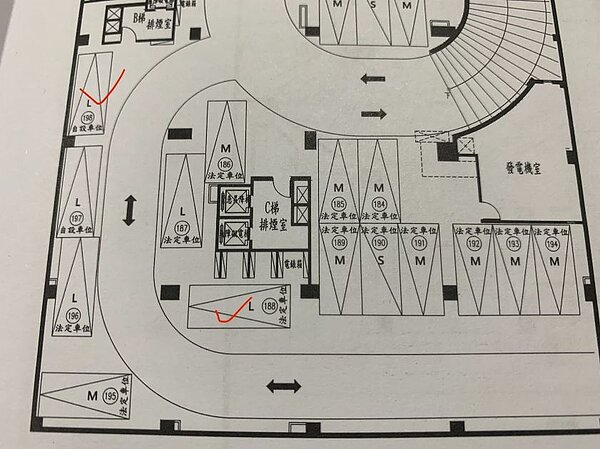 網友在PTT貼出車位平面圖,在198與188號車位間難以抉擇。圖/摘自PTT