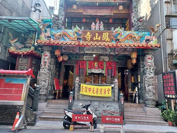 王永源在江子翠鳳山寺工作。圖／易小滿攝
