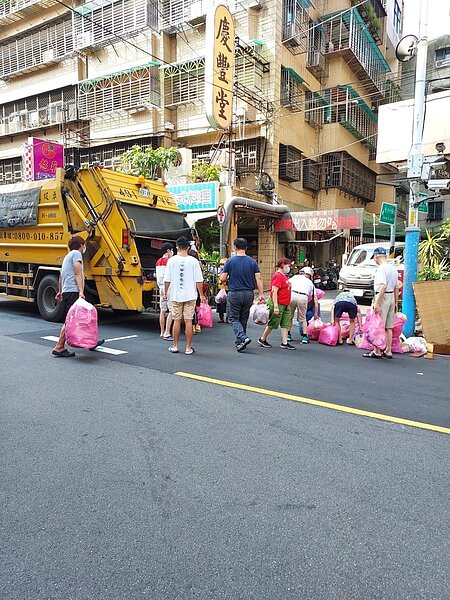 垃圾車來了。圖／易小滿攝