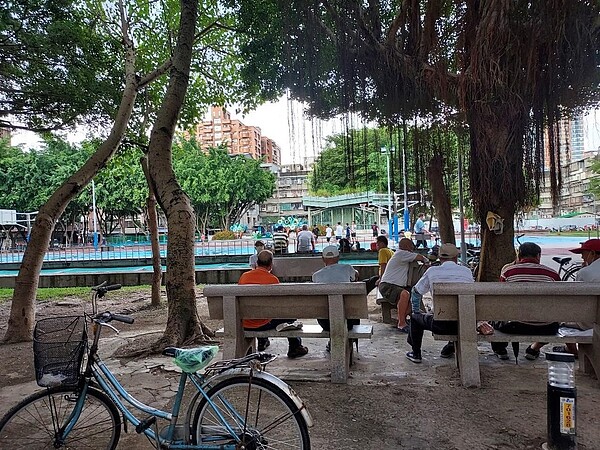 人滿為患的公園。圖／易小滿攝

