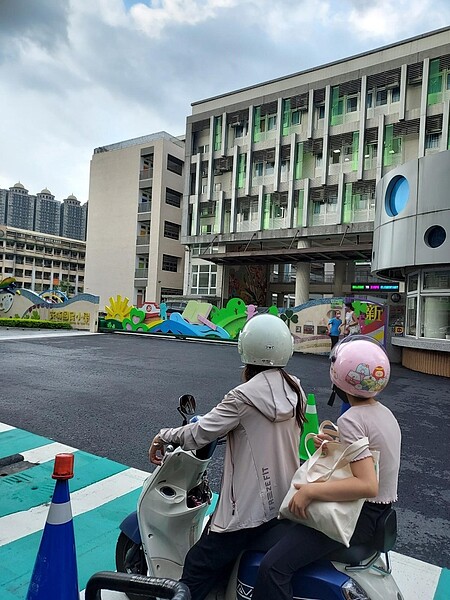 新埔國小陶板藝術牆。圖／易小滿攝

