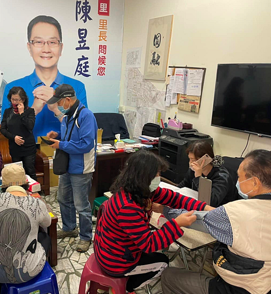 提供民眾健康諮詢，讓長輩們可以重視健康（圖／永和區協和里長 陳昱庭粉絲團提供）