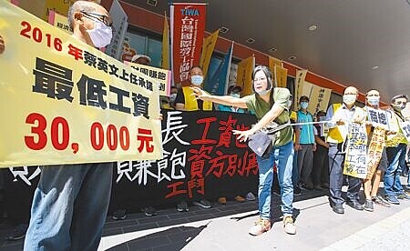 勞動部9月1日召開基本工資審議委員會,全產總主張調幅應達11%,才能滿足勞工實質購買力,工總則呼籲應考慮產業生產與經營成本,勿殺雞取卵。圖為2021年,工鬥演出行動劇,諷刺蔡英文未兌現對勞工的承諾。(本報資料照片)