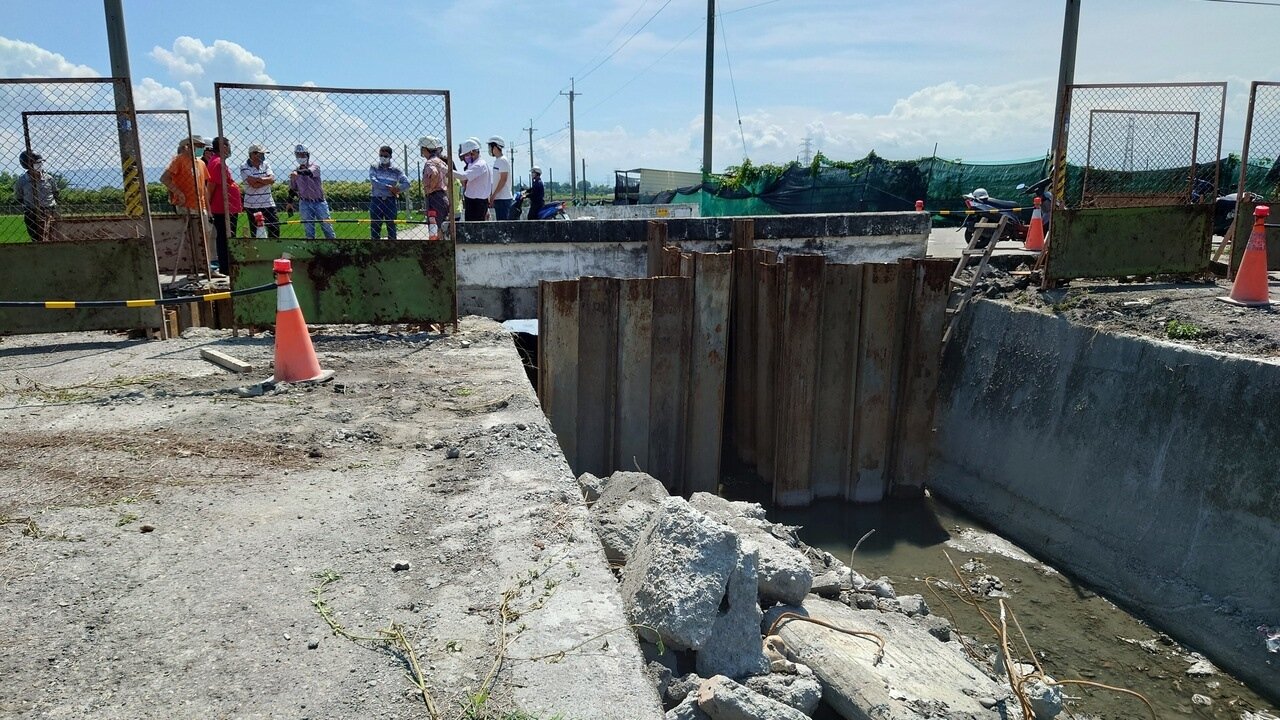 彰化縣溪州鄉潮洋二圳施工斷水,農民陳情沒水可灌溉。記者簡慧珍/攝影