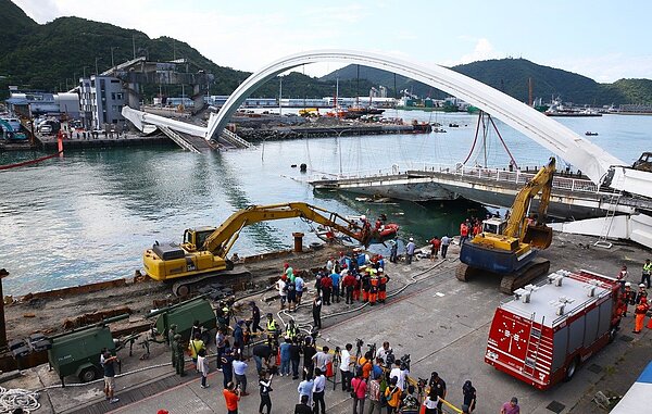 宜蘭地檢署調查南方澳大橋斷橋案，認定立永營造興建橋梁未按圖施工、監造單位未確實監造、蘇澳港營運處也未定期檢測及維修管理養護，起訴四名廠商及二名官員。本報資料照片 