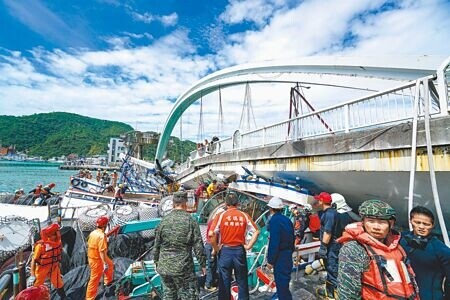 
宜蘭南方澳跨海大橋2019年10月1日突然斷裂，釀下6死、12傷慘劇。（本報資料照片）
