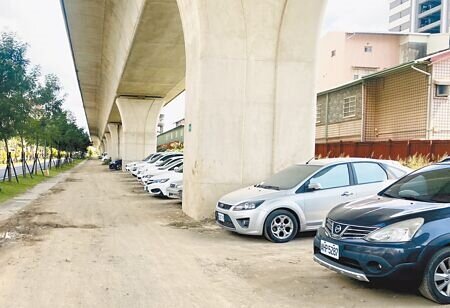 台中鐵路高架橋下潭子段,未來將闢建9處停車場,可提供864汽車格、439機車位。(陳世宗攝)