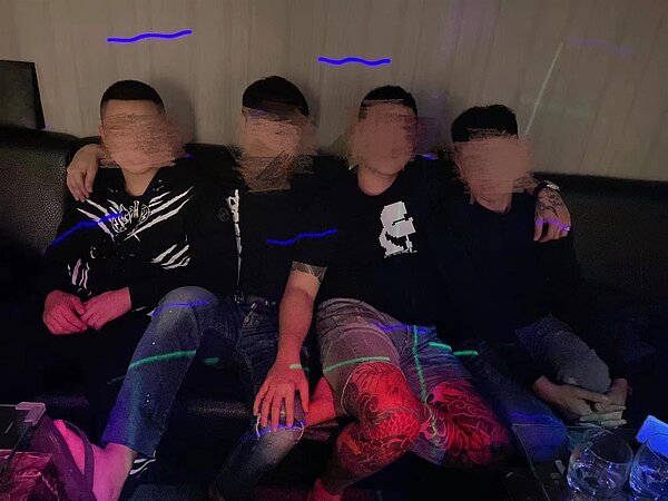 在柬埔寨糟槍殺的程姓男子(右二)平日與朋友互動良好,也會在臉書上分享貼文。圖/翻攝自程男臉書