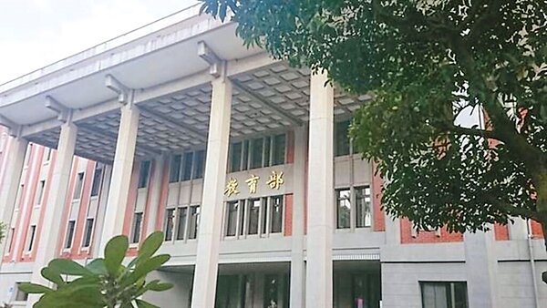 全國中小學將8月30日開學,全國高中學期新制,學生只要在第一節開始上課以前,也就是8點10分到校即可,不得要求強制參加早自習。(中時報系資料照片)