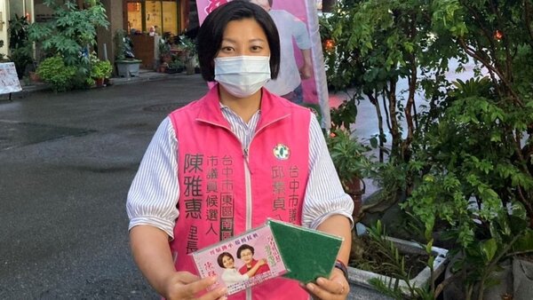 台中市東南區議員參選人陳雅惠的選舉小物菜瓜布爆紅。圖／陳雅惠提供