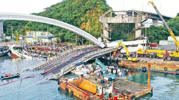宜蘭地檢署偵辦縣南方澳大橋斷橋案,發現竟以「矽利康」填補縫隙,鹽水嚴重鏽蝕吊索,因橋梁承載力不足而坍塌。聯合報資料照片