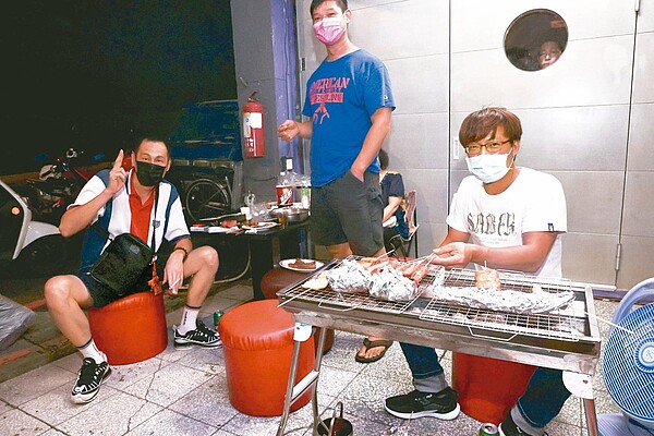 疫情上升,指揮中心宣布「中秋聚會活動防疫規定」,呼籲民眾做好防疫措施。圖/聯合報資料照片