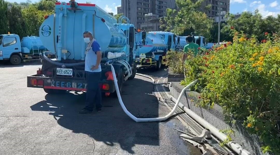 基隆缺水急，水公司、國軍、台積電全台百餘水車支援基隆送水。記者游明煌／攝影 