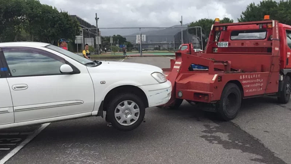 為提高車主移車意願，北市府修改公告，9月起若未配合警報移開水門內車輛，將分別開罰大型車4800元、小型車2400元、機車1800元。圖／北市水利處提供