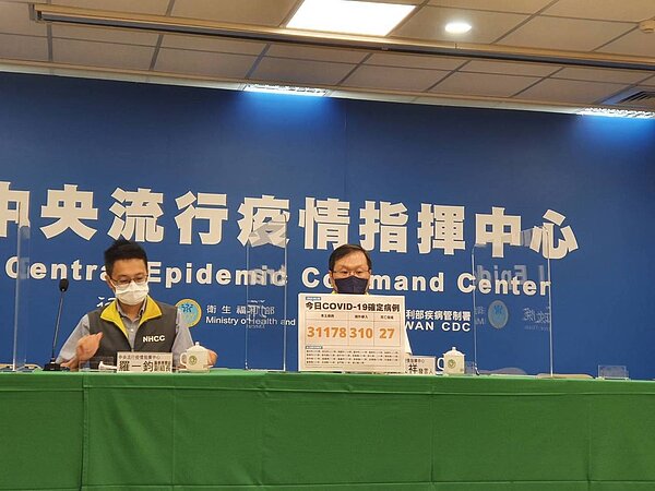 新冠肺炎本土個案再度破三萬,指揮中心舉行記者會說明。記者會出席名單由左到右為指揮中心醫療應變組副組長羅一鈞、發言人莊人祥。記者楊雅棠/攝影