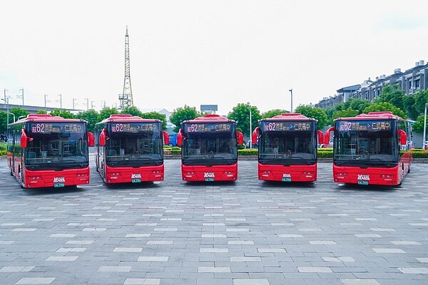 為解決仁武地區長輩的交通問題，高市府新闢紅62線仁武到凹子底公車路線。圖／高雄市交通局提供