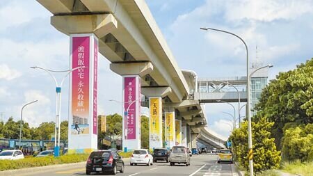 
淡海輕軌的軌道墩柱上出現大量的建商廣告，新北捷運公司解釋，墩柱廣告為公開招標，對於在地廠商的宣傳需求上，確實以建商居多，並非刻意針對建商所提供。（呂健豪攝）
