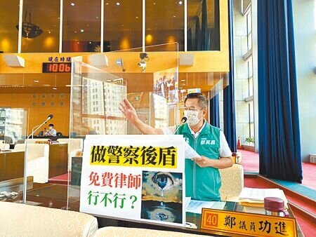 台中市議員鄭功進指出,台中市平均一個月開近5萬張違停發單,建議比照新北市在不影響安全狀況下,降低夜間交通執法強度。(張亦惠攝)