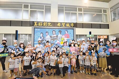 彰化縣政府宣布,中秋節前夕9月9日在鹿港體育場舉辦金曲慶中秋演唱會,還首度安排無人機表演。(吳敏菁攝)