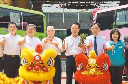 嘉義縣政府獲台塑關係企業王文潮、長庚醫療集團董事長王瑞慧捐贈2574萬元,全新打造樂齡醫療、婦女保健2輛醫療專車,30日由縣長翁章梁(右三)、立委陳明文(左二)等人正式宣布行動醫療3.0版上路。(呂妍庭攝)