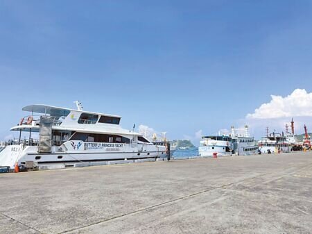 海巡艦預計2026年將遷往專用碼頭,不過配合市府規畫會先移到高雄港3號至10號碼頭,但目前這幾個碼頭都經停靠許多船隻。(洪靖宜攝)