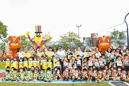 屏東一鄉一特色遊具場再開箱,恆春共融遊戲場30日在石牌公園正式啟用,結合月琴、民謠、城牆、搶孤等在地特色意象的遊具設計,吸引民眾喜愛。(謝佳潾攝)