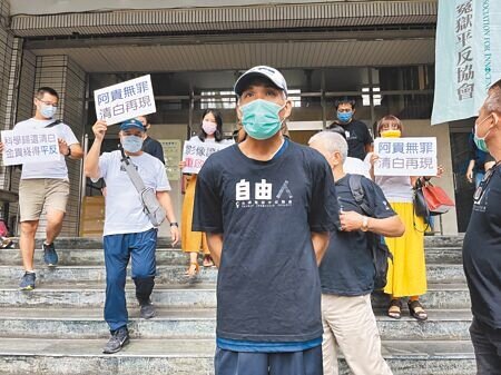 林金貴(中黑衣者)槍殺計程車司機疑案,再審更二審30日再度出現戲劇性逆轉、改判林男無罪。高雄高分檢強調,重大刑案改判無罪,是否上訴,待收到判決後再開會討論決定。(袁庭堯攝)