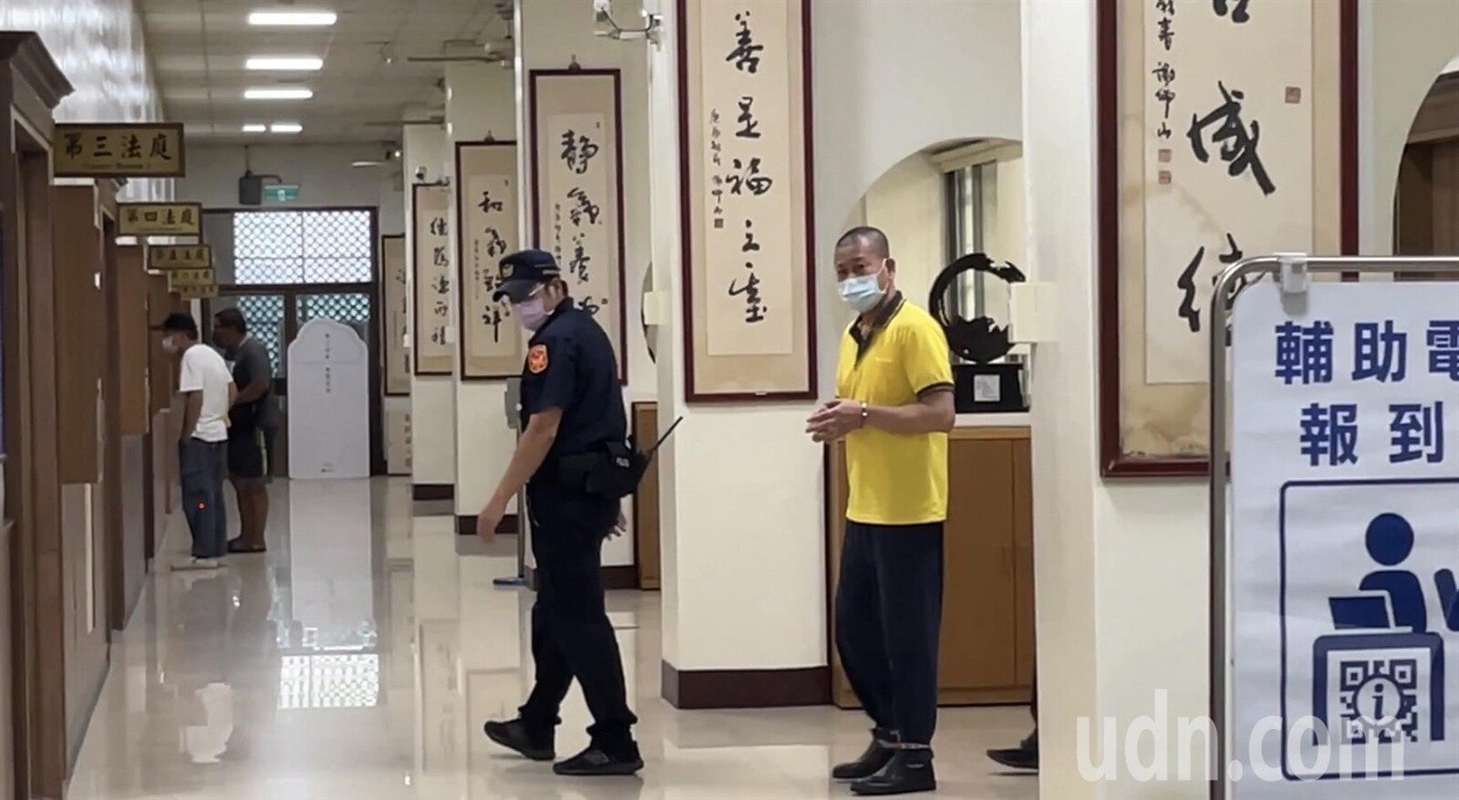 南投地院昨開接押庭，李鴻淵進入法庭時，聽到媒體詢問求處死刑時楞了一下。記者江良誠／攝影 