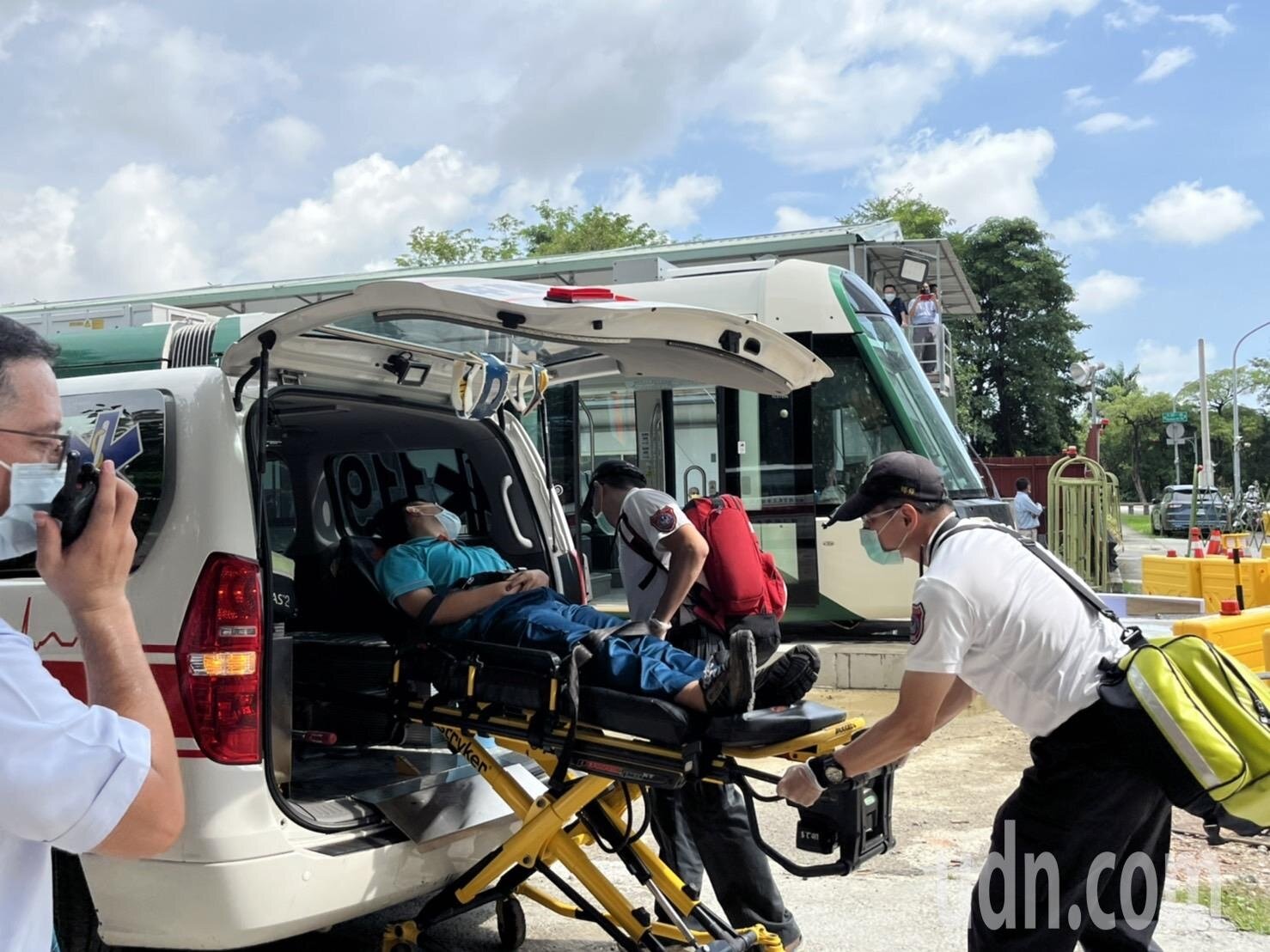 市府交通局今舉辦輕軌C20至C24站路段初勘,下午在C23龍華國小站演練輕軌與小客車車禍起火意外,過程逼真。記者林巧璉/攝影