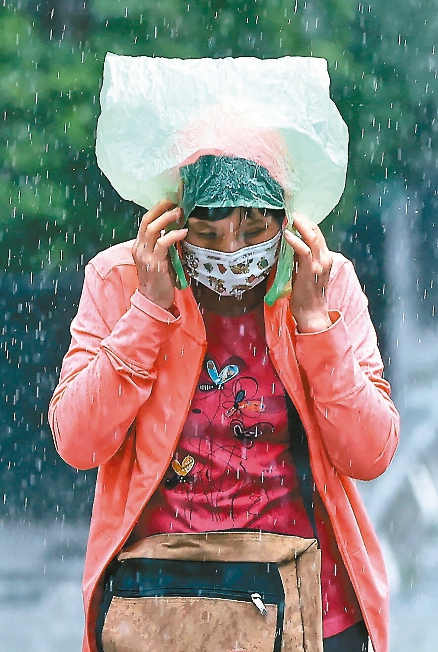 今年七、八月各地雖偶有午後雷陣雨，但氣象局測站平均累計雨量和降雨天數，都創下史上同期第二少的紀錄。記者侯永全／攝影 