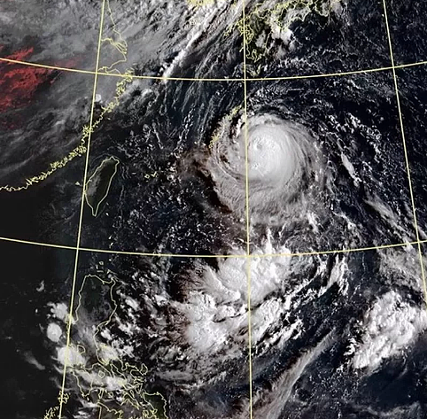 鄭明典表示,軒嵐諾颱風近中心的對流稍減弱,但是雲系明顯擴大,昨天不明顯的外圍螺旋雲帶也發展起來,颱風環流也同步擴大中。圖/取自氣象局網站