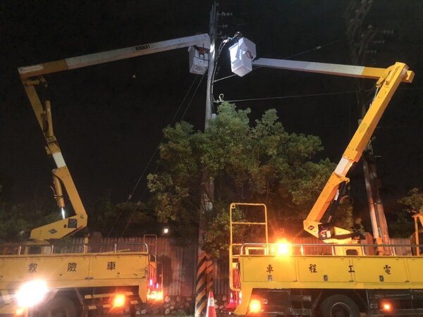 新竹市新香街等一帶共2705戶停電，事發後台電立即派員至現場搶修。圖／台電新竹區處提供