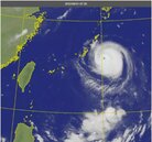 軒嵐諾颱風眼清晰可見　下墜球路徑角度趨向台灣以東