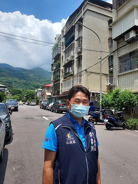 里長傅書淵背後是大屯山。圖／易小滿攝