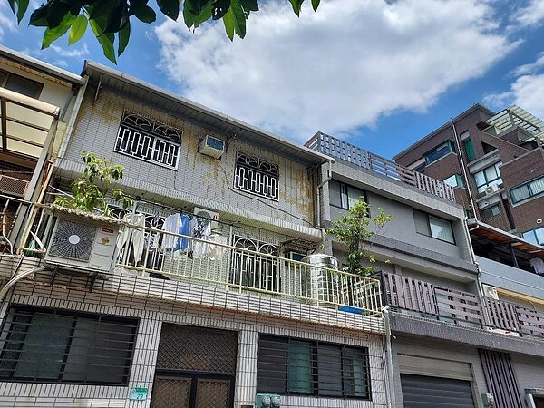 民宅復古精巧的雕花欄杆，祥靜平和。圖／易小滿攝