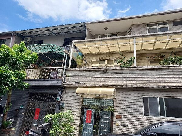 獨門不獨院的透天厝，風韻猶存。圖／易小滿攝