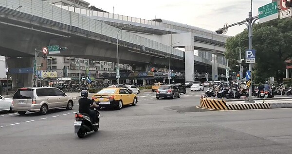 2022年上半年發生道路交通事故17萬8091件，造成1495人死亡、23萬5972人受傷，3項數據都比2021年同期略為增加。示意圖／記者劉懿萱攝影