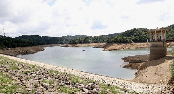 基隆供水的新山水庫目前呈現缺水狀況,也是自民國86年以來,在水壩加高後,水位首次降到73公尺以下,來到70公尺,蓄水量至今(31日)再創新低只剩34.3%。記者黃義書/攝影