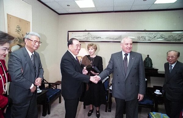 前蘇聯總統戈巴契夫1994年3月20日應聯合報系邀請來台灣訪問。圖為時任故宮博物院院長秦孝儀（右起）、戈巴契夫、夫人蕾莎、總統府資政郝柏村、聯合報創辦人王惕吾、聯合報發行人王效蘭。圖／聯合報系資料照片