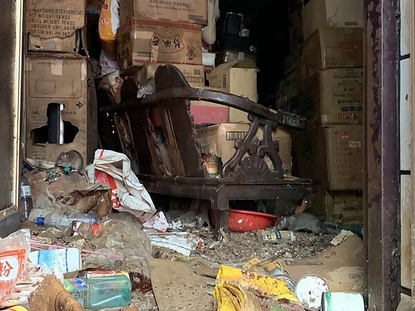 被形容為「米奇妙妙屋」的高雄三民區透天厝,高市環保局花五天清理掉32噸垃圾 。圖/高市環保局提供