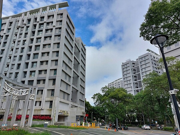 國家住都中心近日致贈林口社會住宅二手家具給弘道老人福利基金會，讓社會住宅閒置二手家具進入社區長者服務據點。圖／好房網News記者林和謙／攝