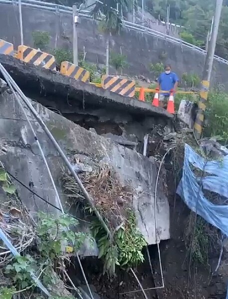 日前大雨造成台東縣太麻里鄉通往多良瀧部落唯一道路,邊坡無預警崩塌,使得路基掏空,危及村民安全。圖/鄉民代表陳孫金提供