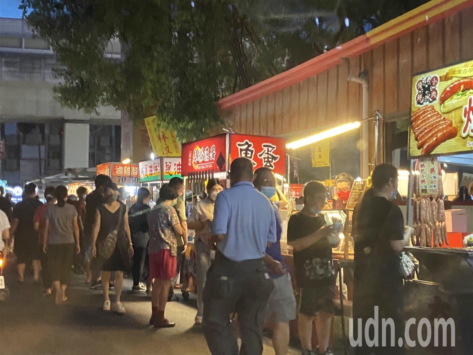 台中豐原太平洋夜市今晚最後一天營業，傍晚6點多湧現大量人潮與車潮，有民眾在夜市門口拍照留念。記者林佩均/攝影 