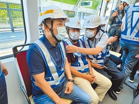 位於新北市新店區的安坑輕軌可望年底完工通車,目前正在進行高架段動態測試,市長侯友宜8月31日前往視察,從K3台北小城站試乘至K9十四張站。(李奇叡攝)