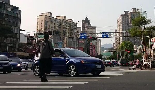 新北市新店區中興路左轉寶慶街車流多，嚴重影響行人穿越路口安全，新北市交通局重新檢討號誌規畫，決定將中興路左轉寶慶路車流與穿越中興路的行人分流，提升行人通行安全。圖／新北市交通局提供