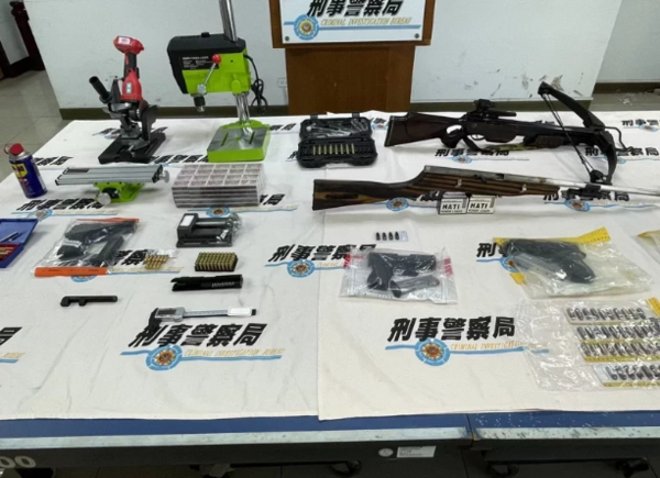 警方此次專案共搜出3把改造手槍、1把長槍及十字弓1把，另查獲子彈43顆、空包彈1盒、裝飾彈10顆、火藥、槍管等槍枝零組件。圖／讀者提供
