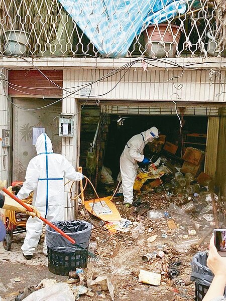 被形容為「米奇屋」的高雄三民區透天厝，經清理掉鼠窩後，開價1380萬求售。圖／高市環保局提供