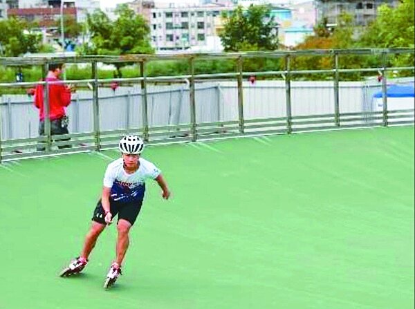 台南市府斥資7千萬元打造首座符合國際標準的滑輪溜冰場,選手及教練試溜時發現滑道軟、硬落差明顯。圖/台南市體育局提供